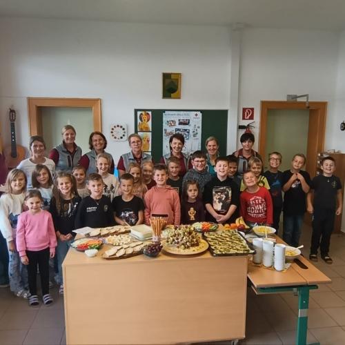 Kinder mit Bäuerinnen 