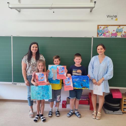 Kinder mit Zeichnung 