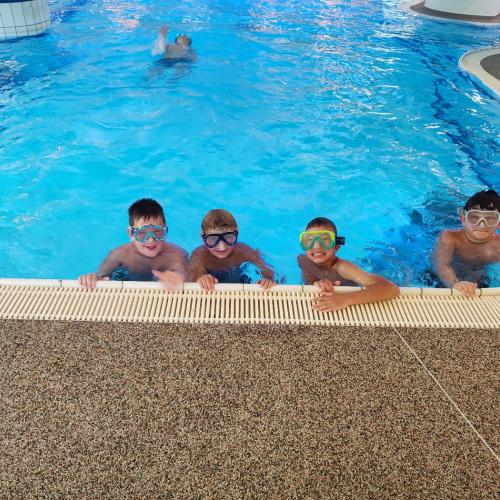 Kinder im Wasser 