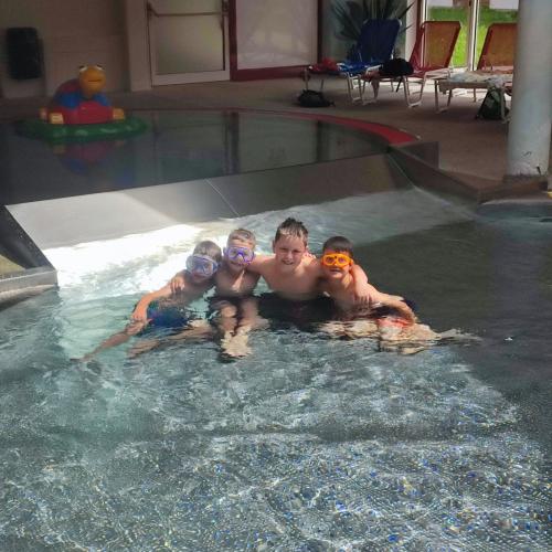 Kinder im Wasser 