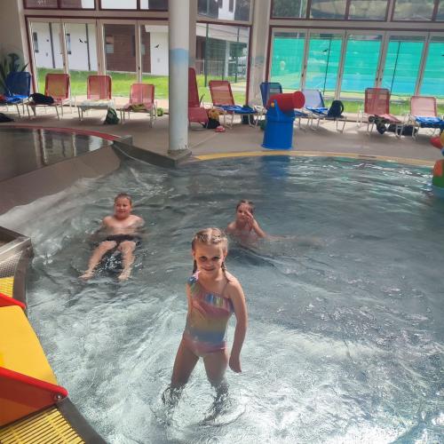 Kinder im Wasser 