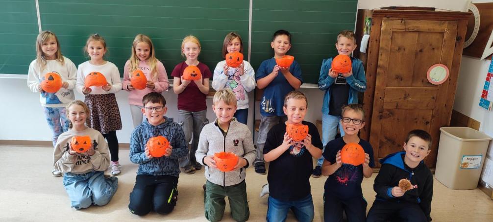 Kinder mit Kürbislaterne 