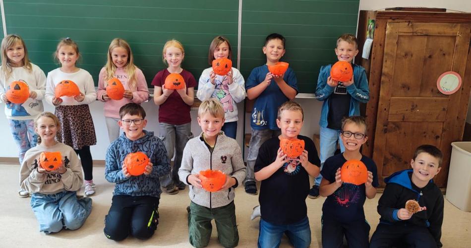 Kinder mit Kürbislaterne 