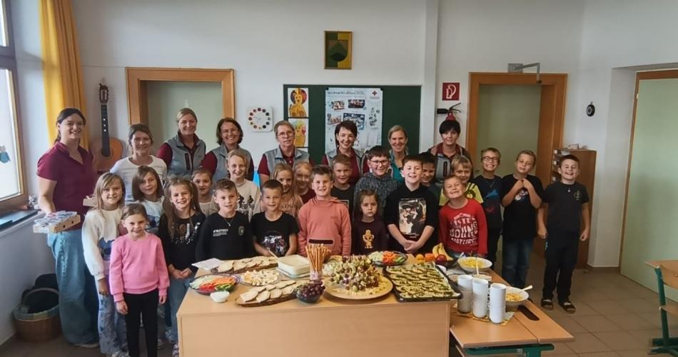 Kinder mit Bäuerinnen 